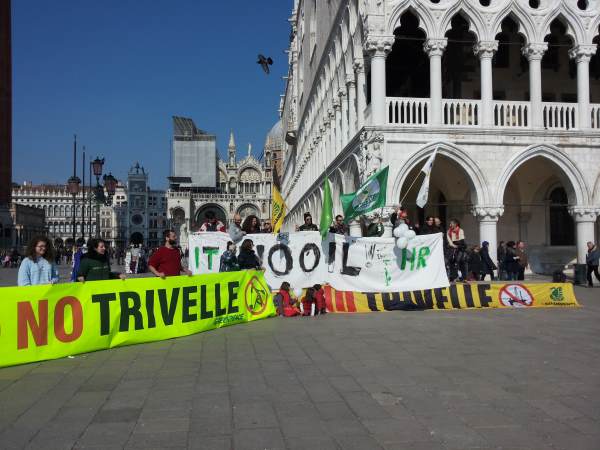 Sit-in delle associazioni ambientaliste per dire no alle trivelle in Adriatico e al decreto Sblocca Italia